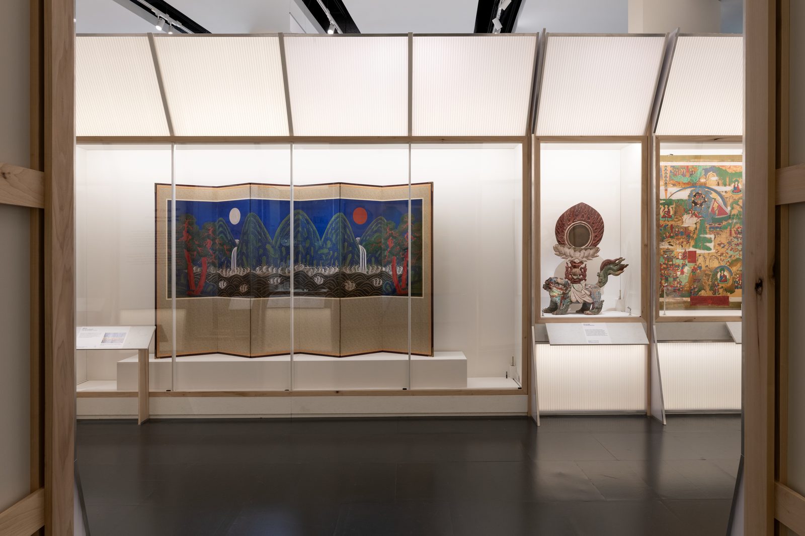 Paravento Sole, luna e cinque picchi e oggetti buddhisti allestiti nella mostra Korea al British Museum
