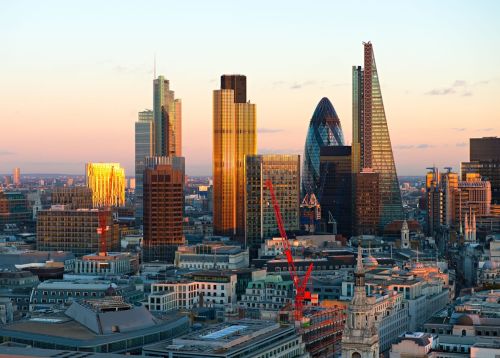 Lo skyline della City di Londra al tramonto, con la sagoma scanalata della Tower 42 tra i grattacieli