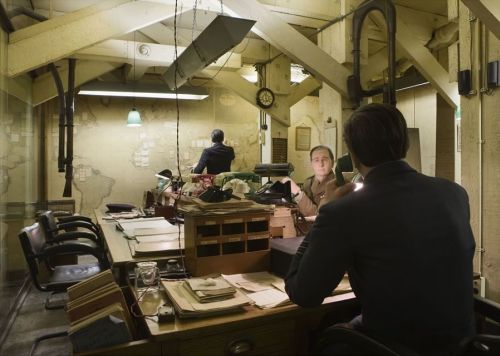 La Map Room delle Churchill War Rooms, con le scrivanie, le mappe e i manichini dello staff