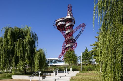 L'ArcelorMittal Orbit vista dal Queen Elizabeth Olympic Park, incorniciata dai salici