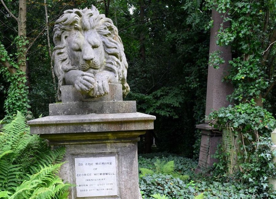 La tomba di George Wombwell sormontata dal leone Nero, nel cimitero di Highgate
