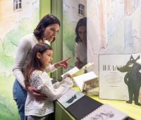 Famiglie scoprono personaggi e ambientazioni della mostra sulle fiabe alla British Library