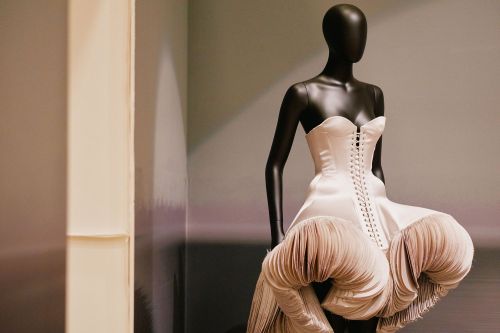 Mostra Schiapparelli al Victoria and Albert Museum di Londra, panoramica dell’esposizione