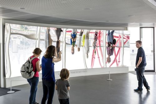 Visitatori davanti agli specchi deformanti installati nella piattaforma dell'ArcelorMittal Orbit