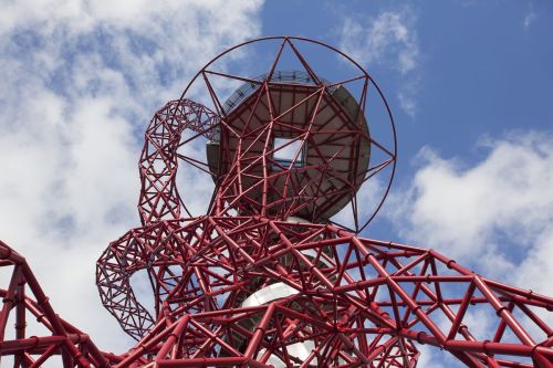 La sommità dell'ArcelorMittal Orbit con l'anello e la piattaforma, vista dal basso contro il cielo