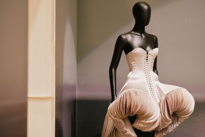 Mostra Schiapparelli al Victoria and Albert Museum di Londra, panoramica dell’esposizione