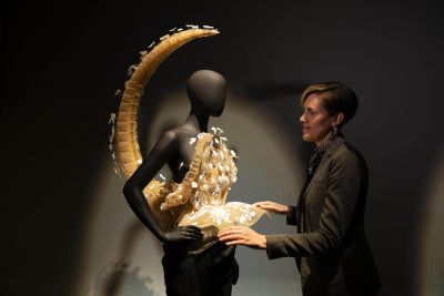 Dettaglio di abito Schiapparelli esposto nella mostra londinese del Victoria and Albert Museum