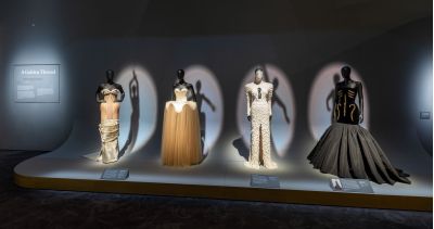 Creazioni haute couture di Schiapparelli in esposizione al V&A di Londra