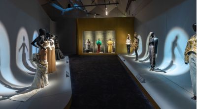 Manichini con abiti Schiapparelli nella mostra di Londra al Victoria and Albert Museum