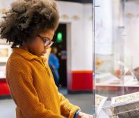 Visitatori alla mostra Fairy Tales della British Library dedicata al mondo delle fiabe