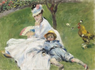 Camille Monet in abito bianco seduta sul prato con il figlio sdraiato accanto e un gallo vicino