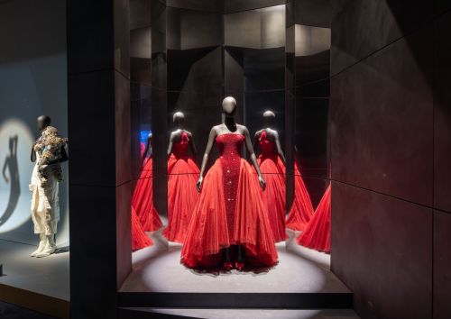 Sala espositiva della mostra dedicata a Elsa Schiapparelli al V&A Museum