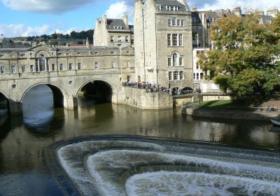 Pulteney Bridge, il ponte che attraversa il fiume Avon e collega le due sponde della città di Bath.