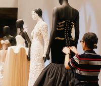 Abiti iconici in mostra nella retrospettiva Schiapparelli al V&A di Londra