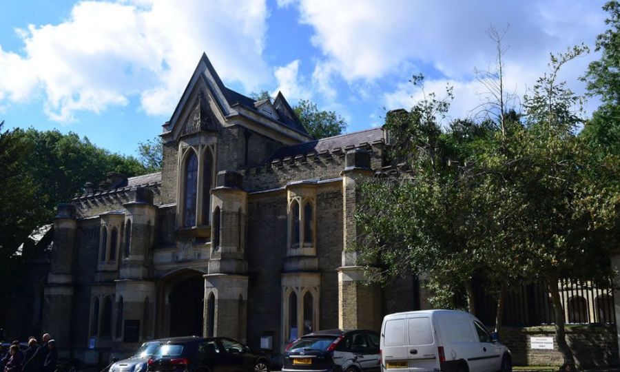Gli edifici gotici all'ingresso del cimitero di Highgate, in Swain's Lane