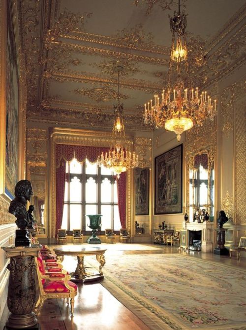La Grand Reception Room del Castello di Windsor, con stucchi dorati e grandi lampadari