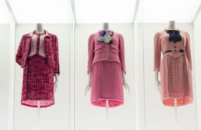 Si tratta della prima mostra nel Regno Unito dedicata al lavoro della couturière francese Gabrielle ‘Coco’ Chanel