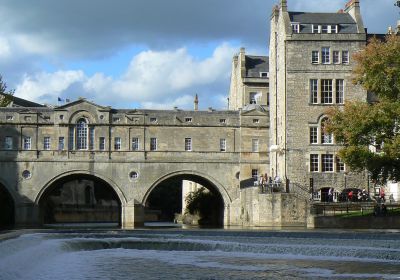 Vista del vista del ponte di Pulteney a Bath.