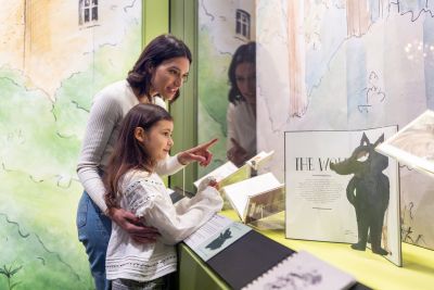 Famiglie scoprono personaggi e ambientazioni della mostra sulle fiabe alla British Library