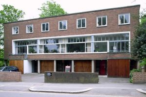 2 Willow Road