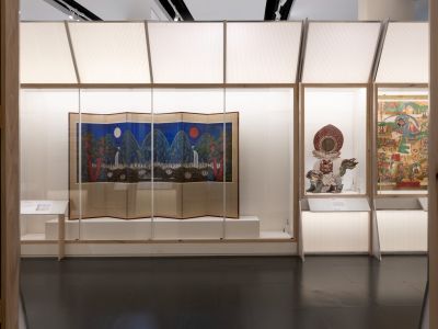 Paravento Sole, luna e cinque picchi e oggetti buddhisti allestiti nella mostra Korea al British Museum
