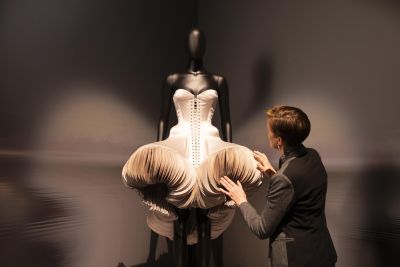 Dettaglio dell’allestimento della mostra Schiapparelli al Victoria and Albert Museum