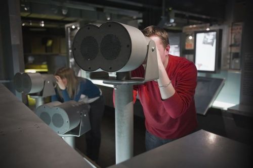 Un visitatore usa una postazione d'ascolto nel Churchill Museum, alle Churchill War Rooms