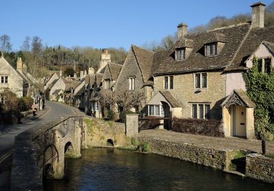 Castle Combe, il ponte sul By Brook — Foto: Saffron Blaze, CC BY-SA 3.0 (Wikimedia Commons)