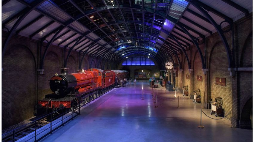 Al Binario 9¾ potrai vedere l'originale locomotiva a vapore dell'Hogwarts Express e il famoso carrello bagagli che scompare attraverso la parete