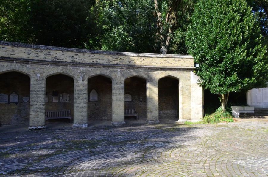 La piazza del colonnato del cimitero di Highgate