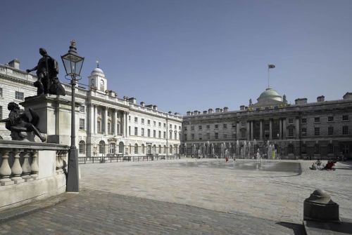 L'Edmond J. Safra Fountain Court di Somerset House, con la torre dell'orologio e la cupola