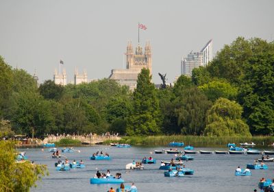 yde Park: giornata estiva al Serpentine Lake, con sullo sfondo Palace of Westminster