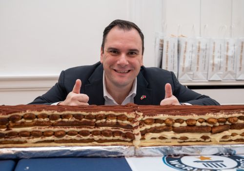 Guinness World Record del Tiramisù a Londra: il più lungo del mondo alla Chelsea Old Town Hall