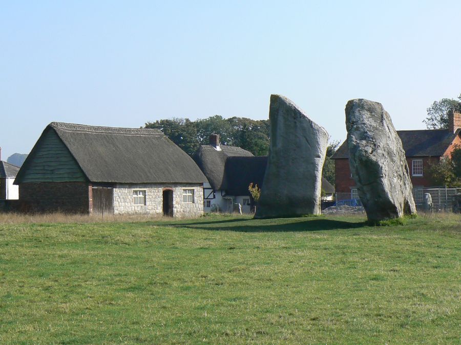 Un cottage dal tetto di paglia del villaggio di Avebury, tra le antiche pietre