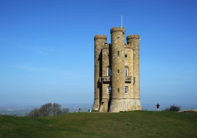La Broadway Tower sopra il villaggio di Broadway — Foto: Saffron Blaze, CC BY-SA 3.0 (Wikimedia Commons)