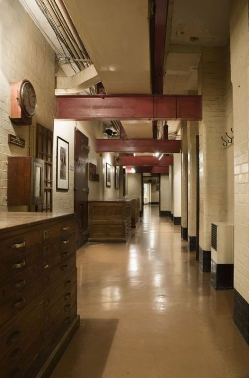 Uno dei corridoi sotterranei delle Cabinet War Rooms, con le travi rosse e gli schedari
