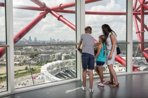 Una famiglia osserva il Parco Olimpico e lo Stadio dalla piattaforma panoramica dell'Orbit