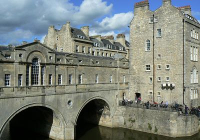Pulteney Bridge a Bath, un ponte che richiama il Ponte Vecchio di Firenze.