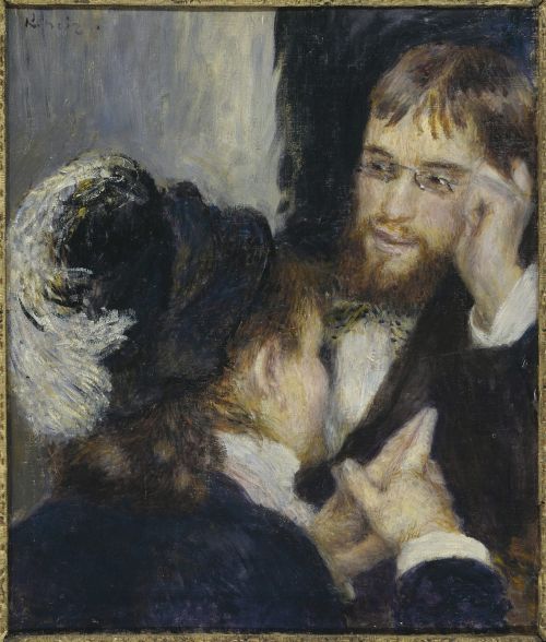 Un uomo con la barba e gli occhiali si avvicina al volto di una donna con il cappello, nella Conversazione di Renoir