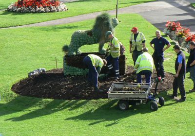 Giardinieri all'opera a Bath.