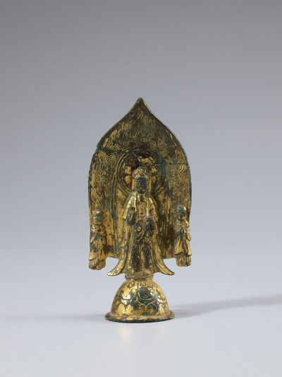 Triade di bodhisattva in bronzo dorato con un'unica aureola a forma di fiamma, Corea, 500-600 d.C.