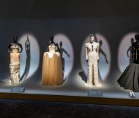Creazioni haute couture di Schiapparelli in esposizione al V&A di Londra