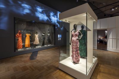 Abiti e accessori della maison Schiapparelli in mostra a Londra