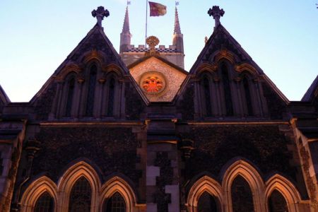 Il vero nome della cattedrale è The Cathedral and Collegiate Church of St Saviour and St Mary Overie
