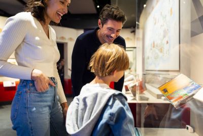 Genitori e bambini interagiscono con le installazioni della mostra Fairy Tales a Londra