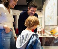 Genitori e bambini interagiscono con le installazioni della mostra Fairy Tales a Londra