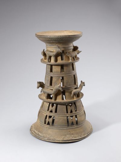 Alto sostegno traforato in gres circondato da piccoli animali modellati, Corea, 400-500 d.C.