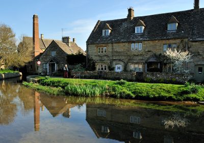 Lower Slaughter, le case sul fiume Eye — Foto: Saffron Blaze, CC BY-SA 3.0 (Wikimedia Commons)