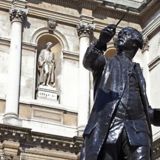 La statua del pittore inglese Joshua Reynolds situata a Burlington House, che ospita la Royal Academy of Art di Londra