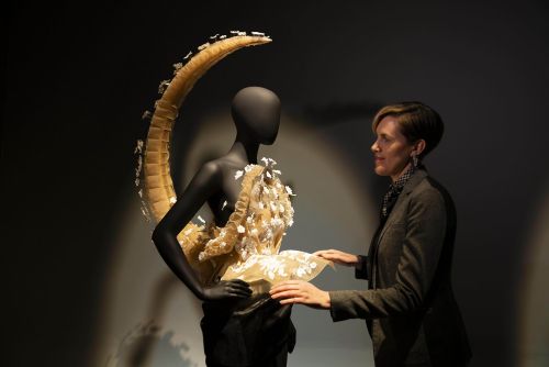 Dettaglio di abito Schiapparelli esposto nella mostra londinese del Victoria and Albert Museum